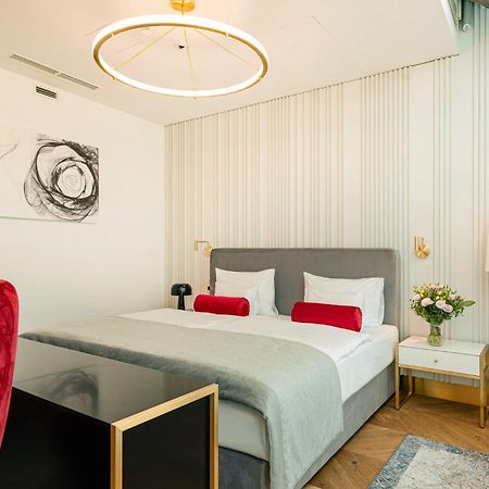 Hotel Ferreus Modern Art Deco Krakkó Kültér fotó A bedroom at the hotel