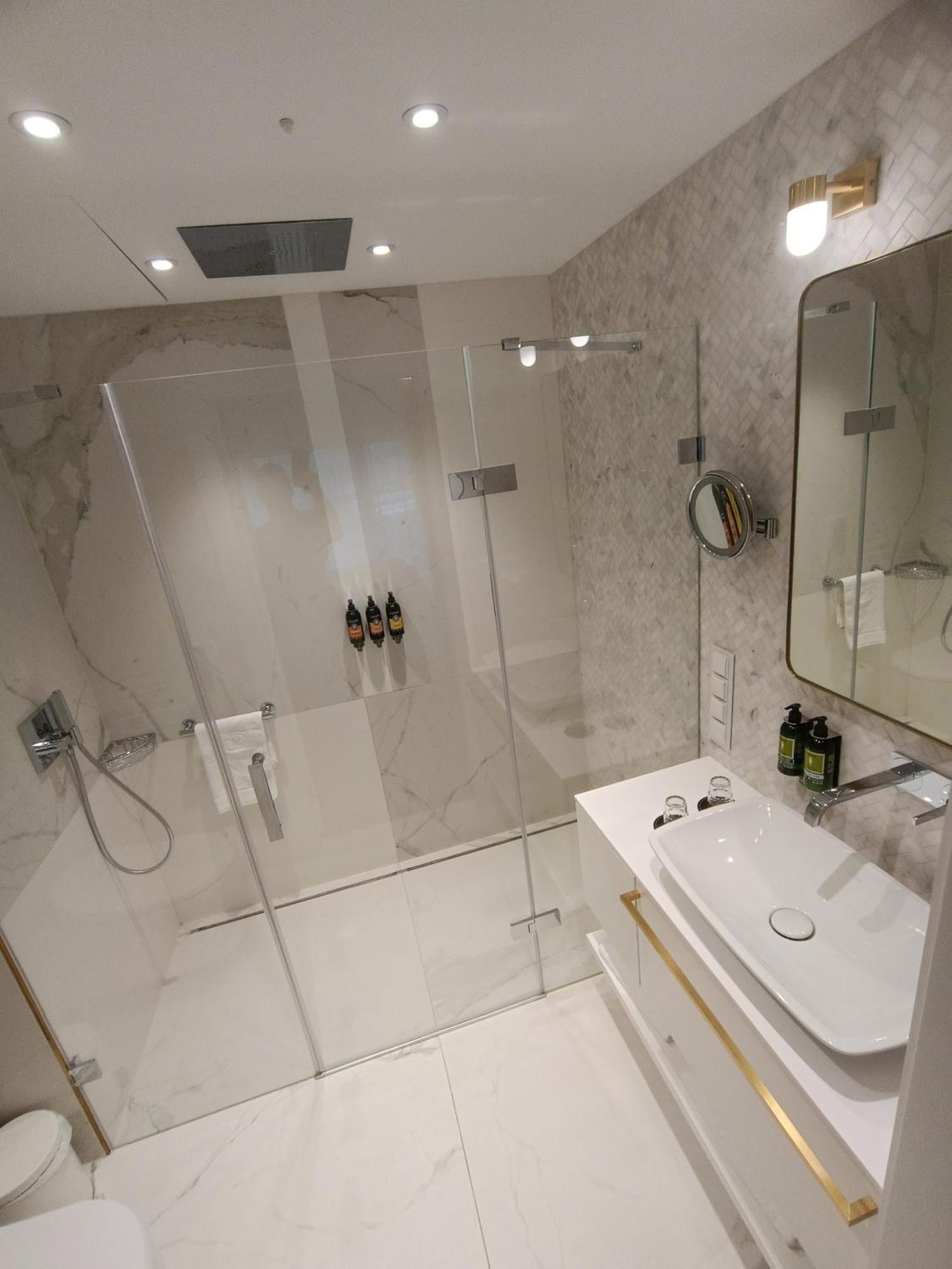 Hotel Ferreus Modern Art Deco Krakkó Kültér fotó A shower enclosure