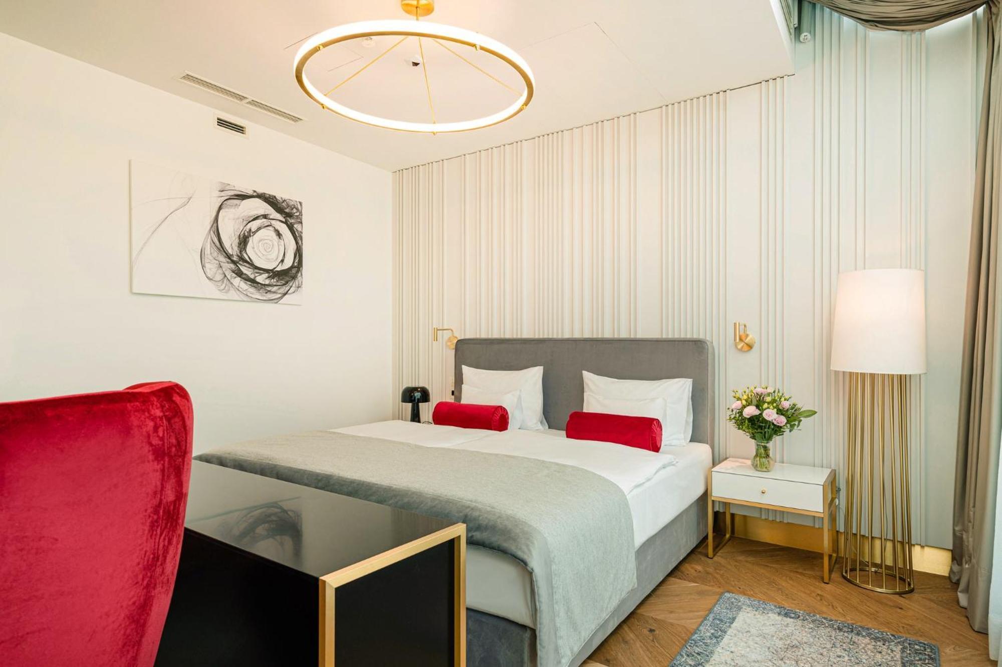 Hotel Ferreus Modern Art Deco Krakkó Kültér fotó A bedroom at the hotel